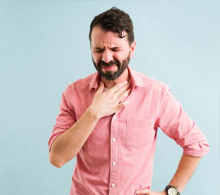 Mann greift sich an den schmerzenden Hals und fragt sich, woher sein Sodbrennen kommt.